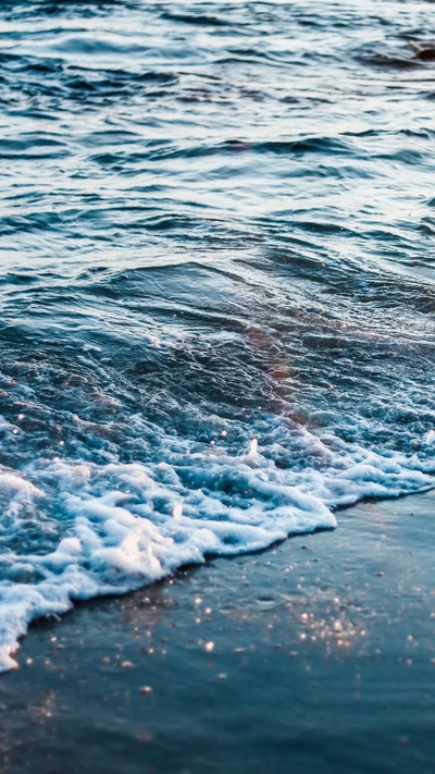 Douces vagues caressant une côte azur au crépuscule