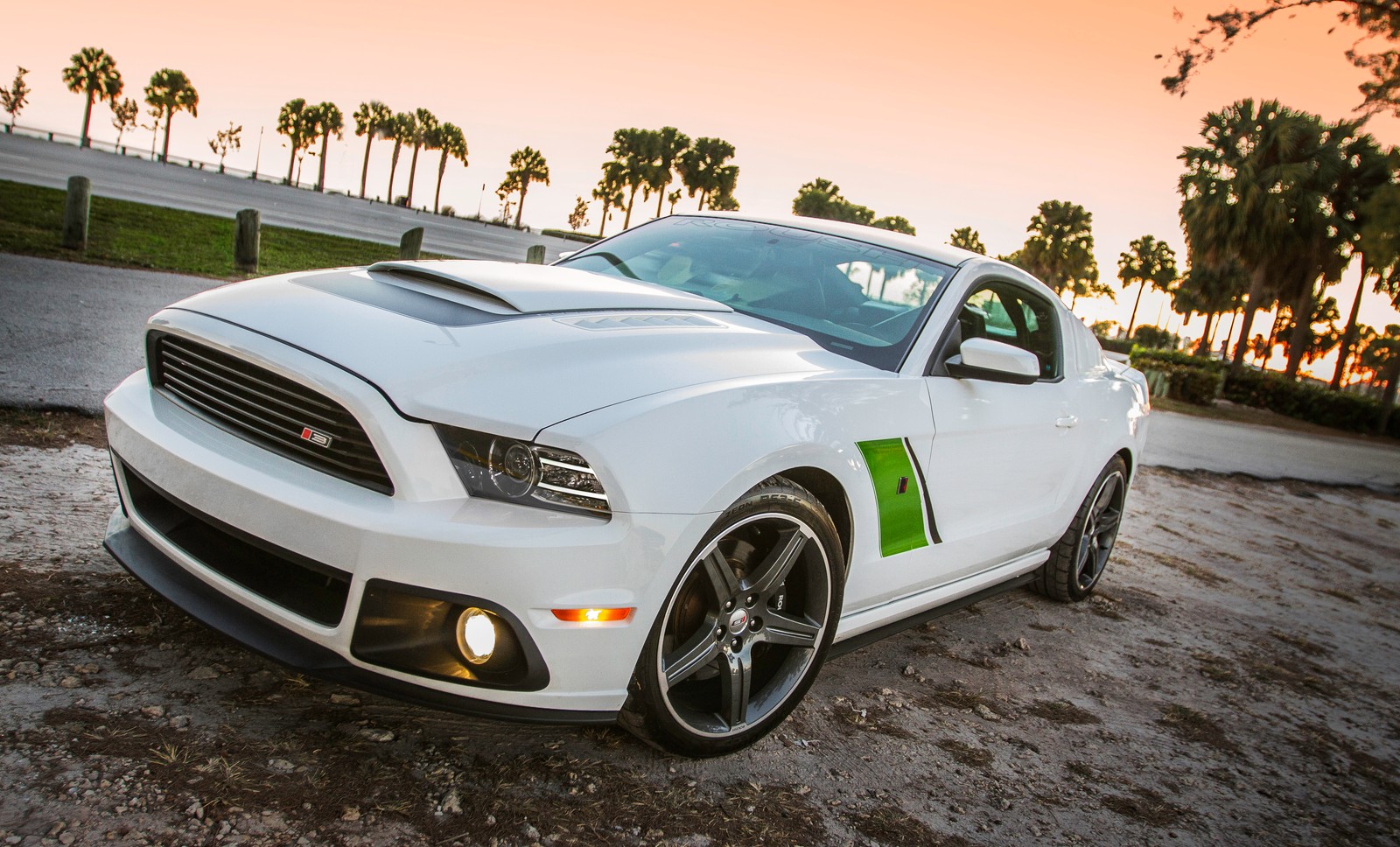 Крупный план белого мустанга, припаркованного на грунтовой дороге (shelby mustang, форд мотор компани, ford motor company, ford, машина)