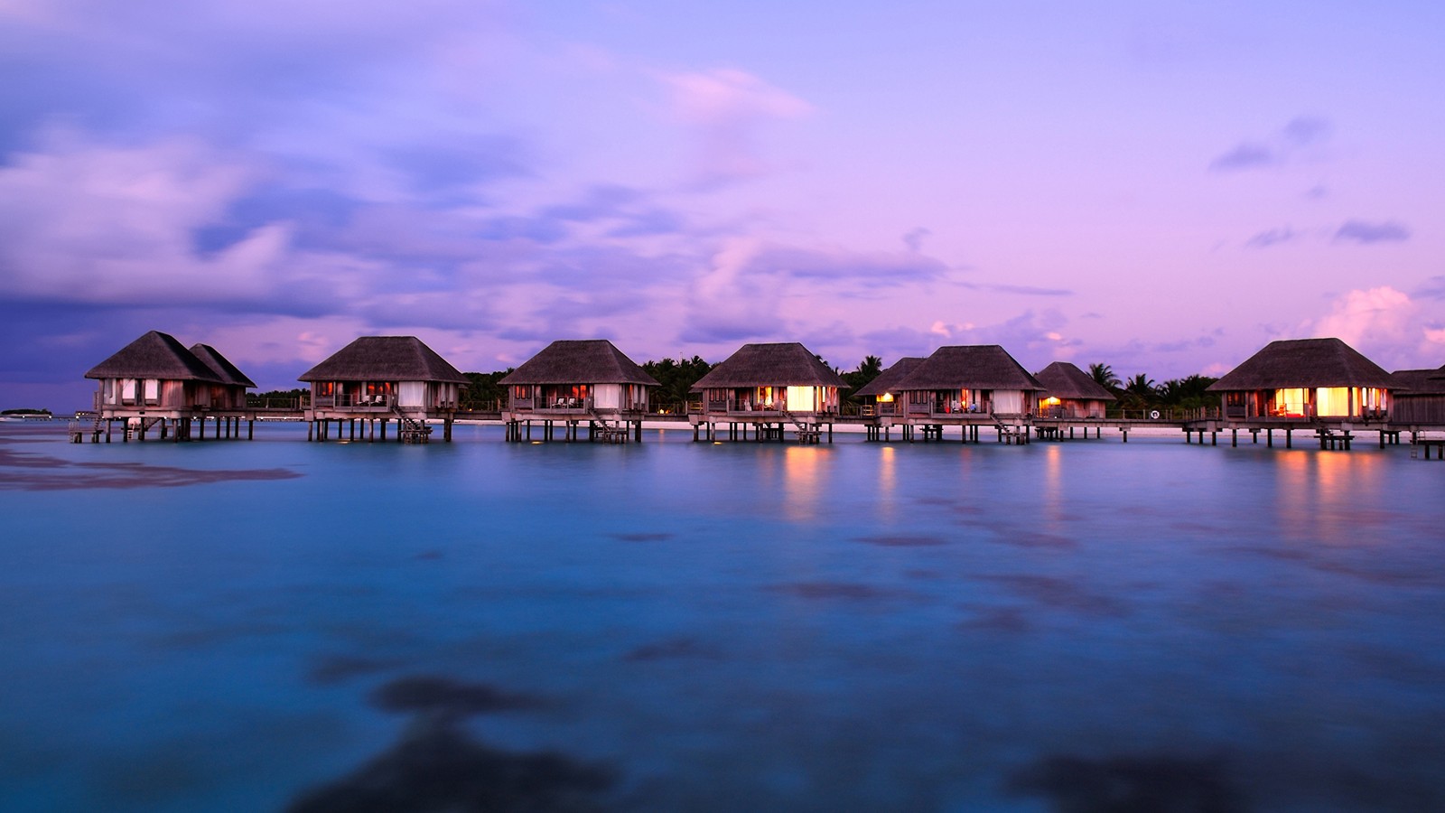 Vue d'une station balnéaire avec un quai et une rangée de huttes (nature, voyage, maldives, mer, eau)