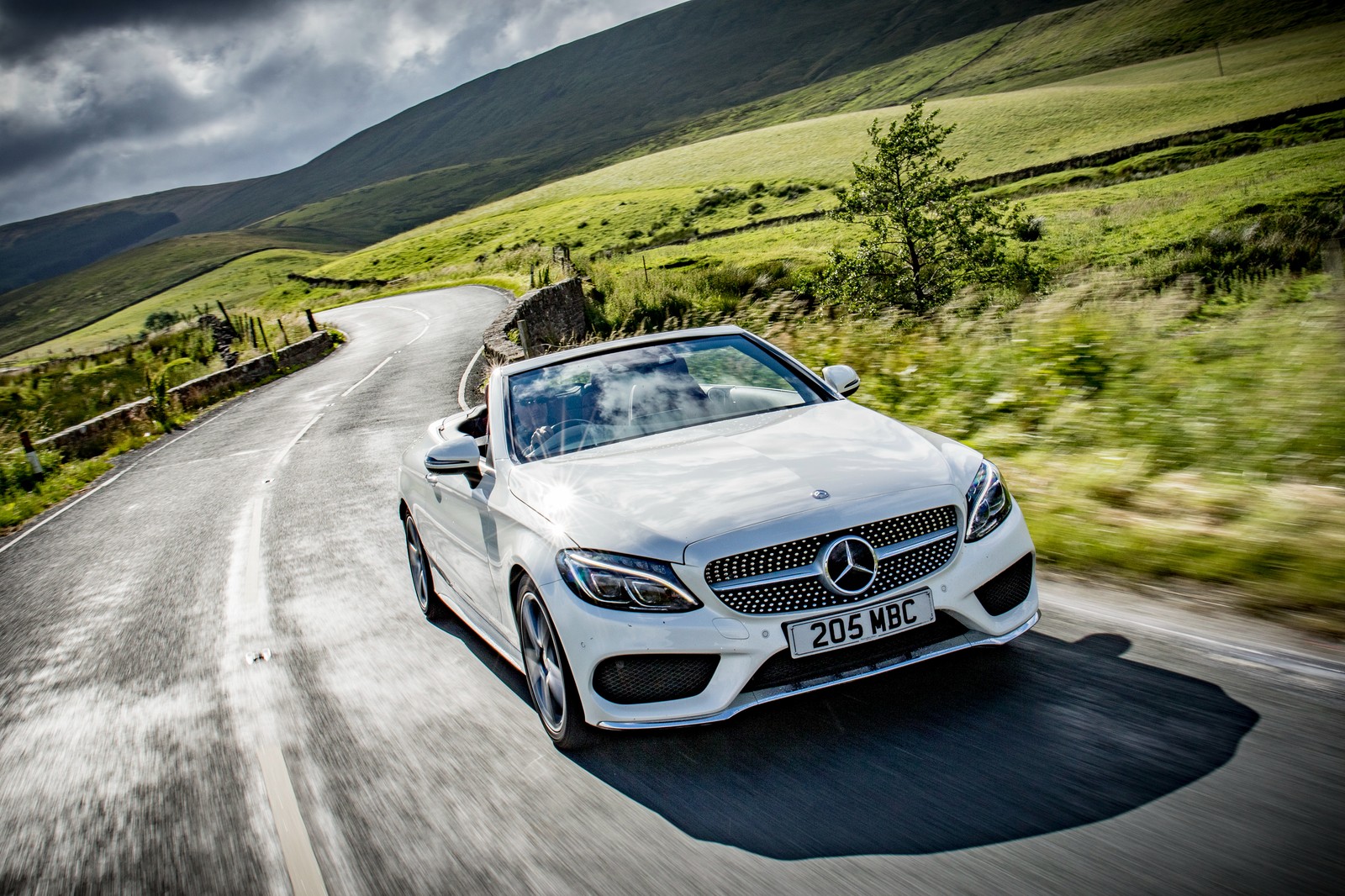 Um close de um mercedes conversível branco dirigindo por uma estrada (carro, mercedes benz e class, conversível, mercedes amg, carro familiar)