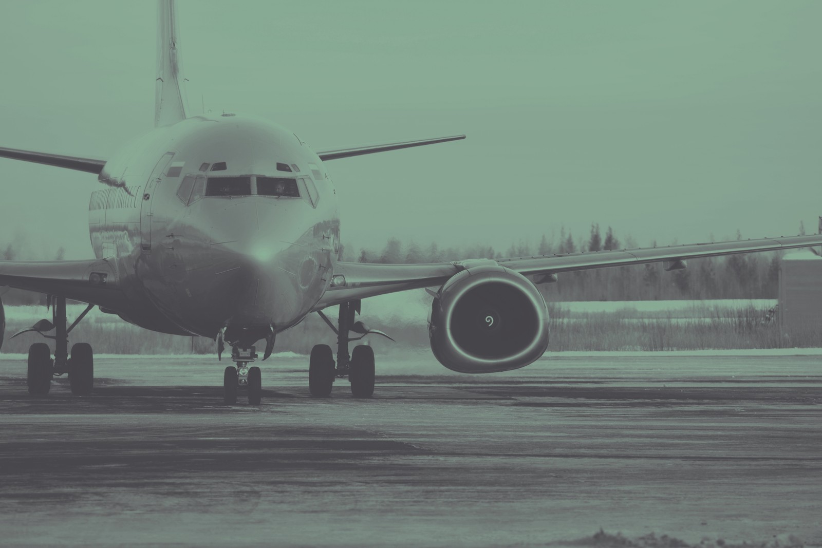 Avião árabe na pista de um aeroporto com um avião ao fundo (viagem, novo lugar, empolgante, ir)