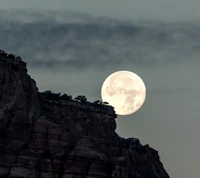 Impresionante luz de luna iluminando acantilados majestuosos