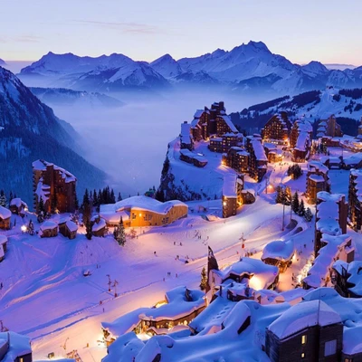 Encantadora terra das maravilhas de inverno: picos cobertos de neve e acolhedora aldeia alpina