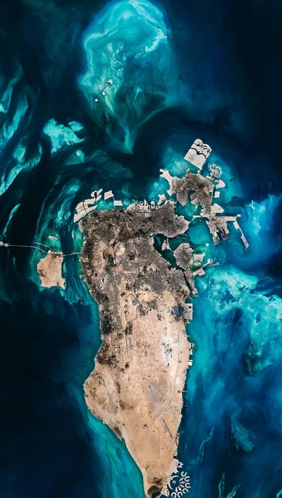 Vista aérea de una costa accidentada y aguas vibrantes, que muestra la intrincada belleza del paisaje natural de la Tierra.