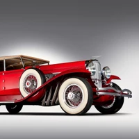 Voiture de luxe rouge vintage avec des détails classiques