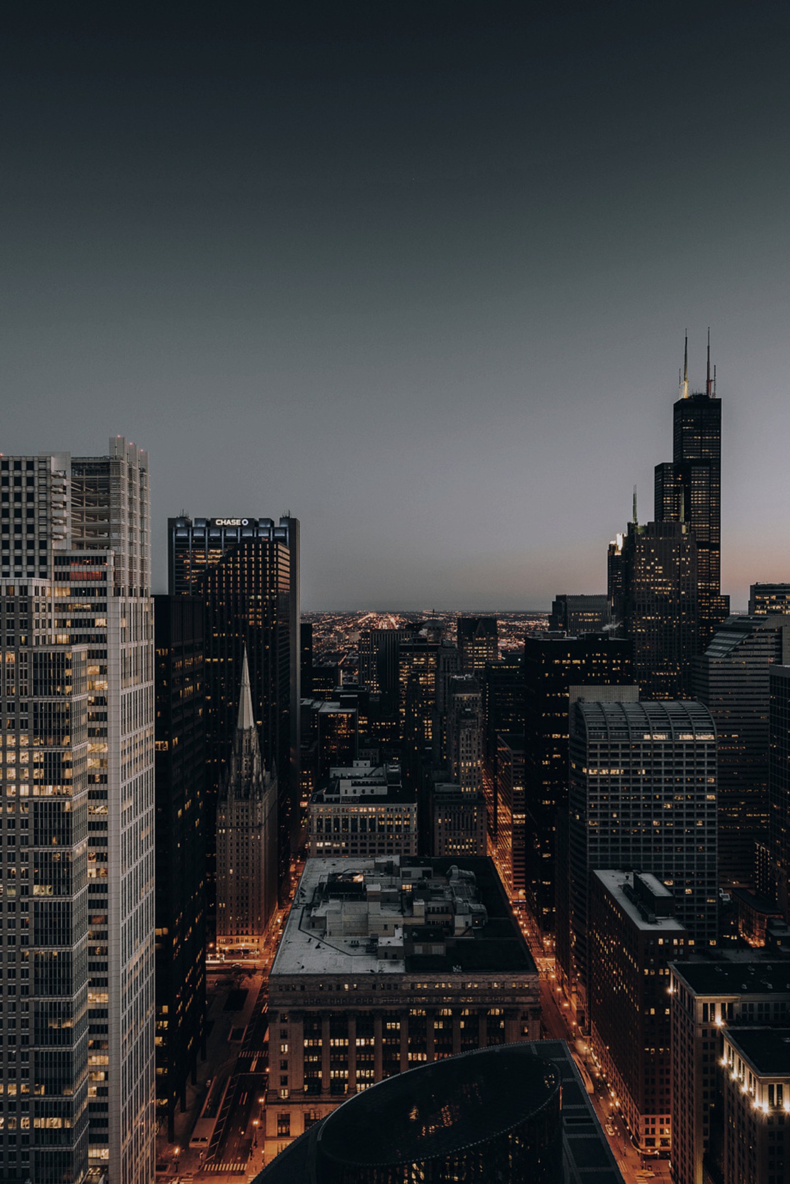 Vista aérea de uma cidade à noite com alguns prédios (chicago, cidade, hd, novo, noite)