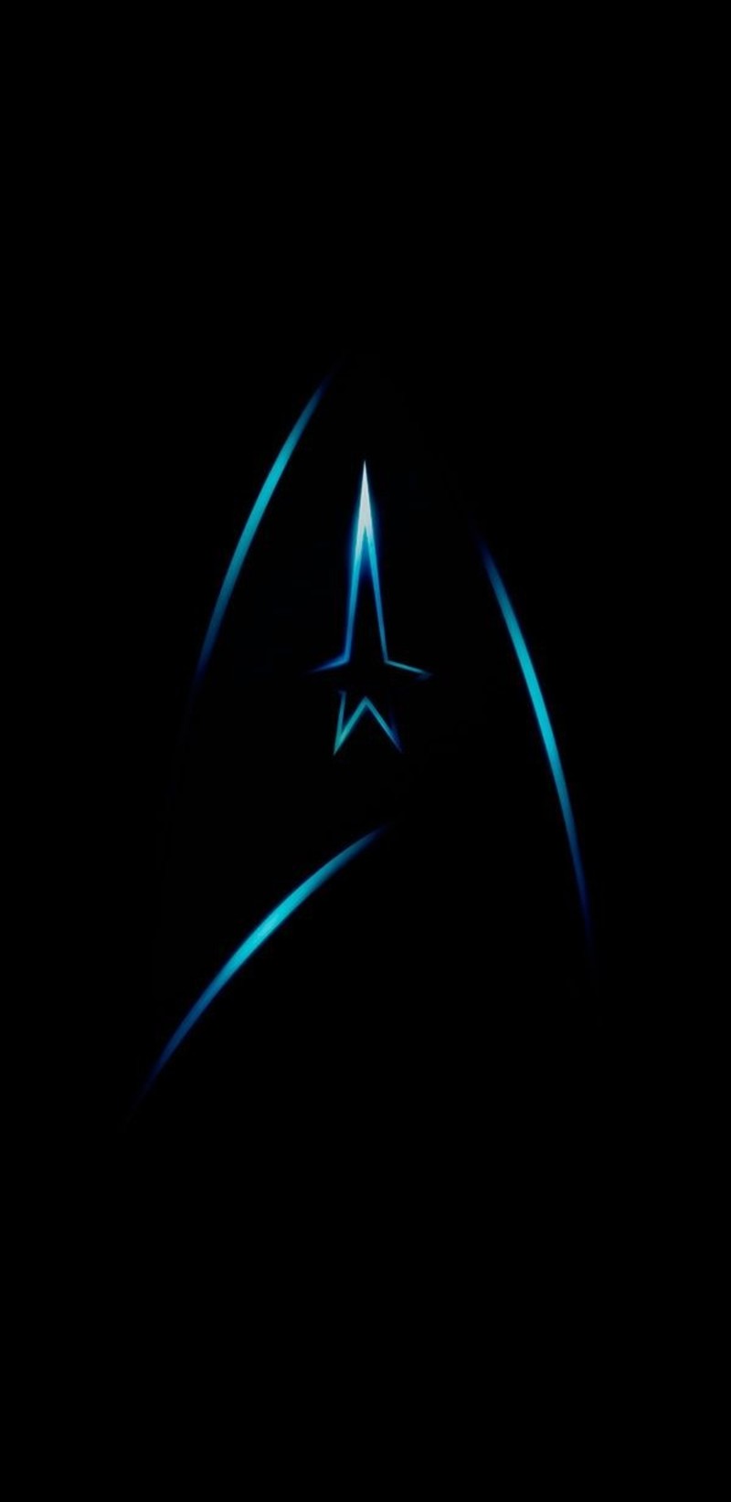 Крупный план логотипа star trek на черном фоне (звезда, поход, starfleet insignia, звёздный флот, кирк)