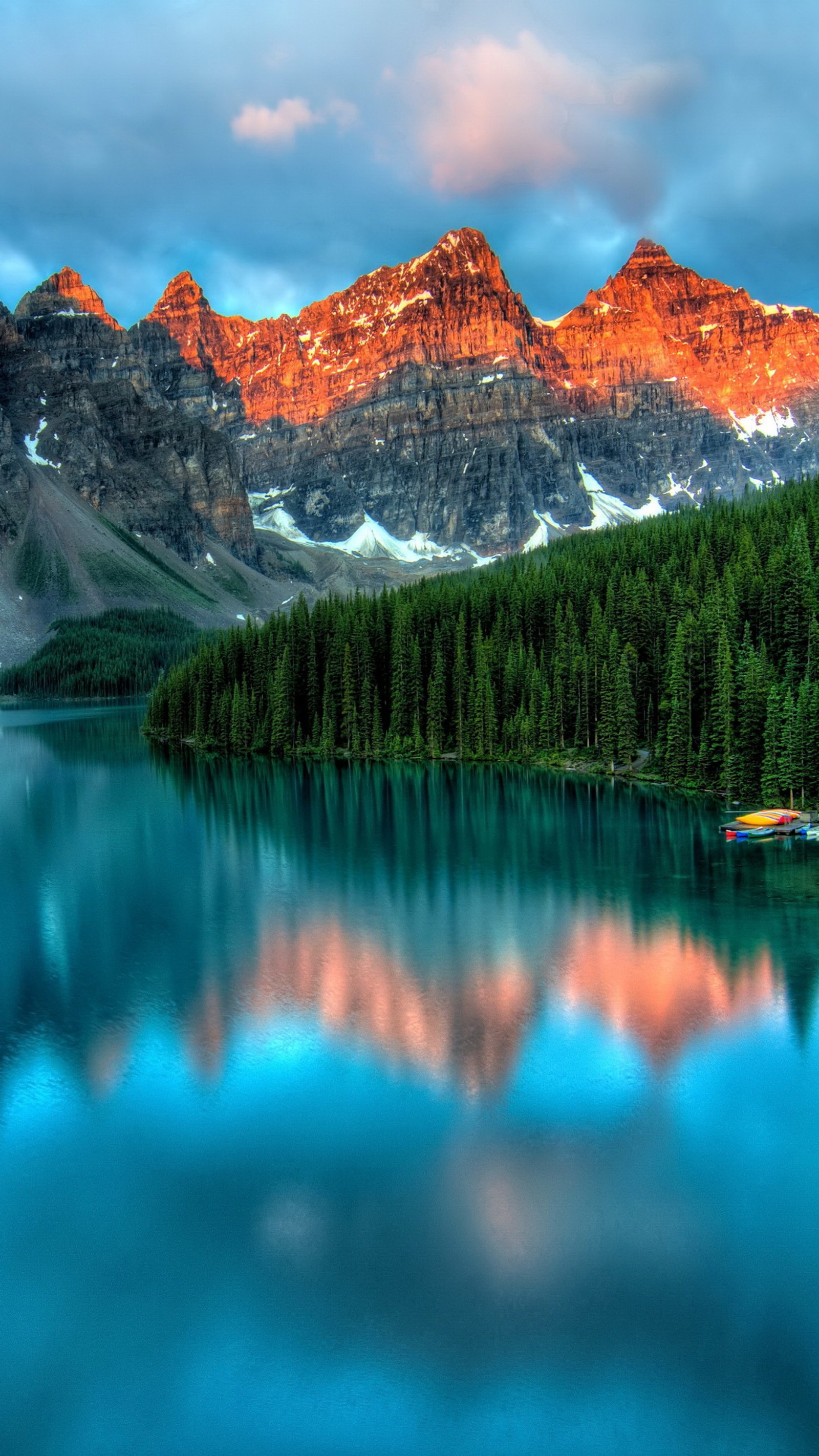 As montanhas se refletem na água de um lago com um barco (bonito, floresta, lago, montanha, nascer do sol)