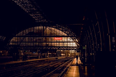 Ruhige Aussicht auf die Oberste Brücke von Köln bei Dämmerung