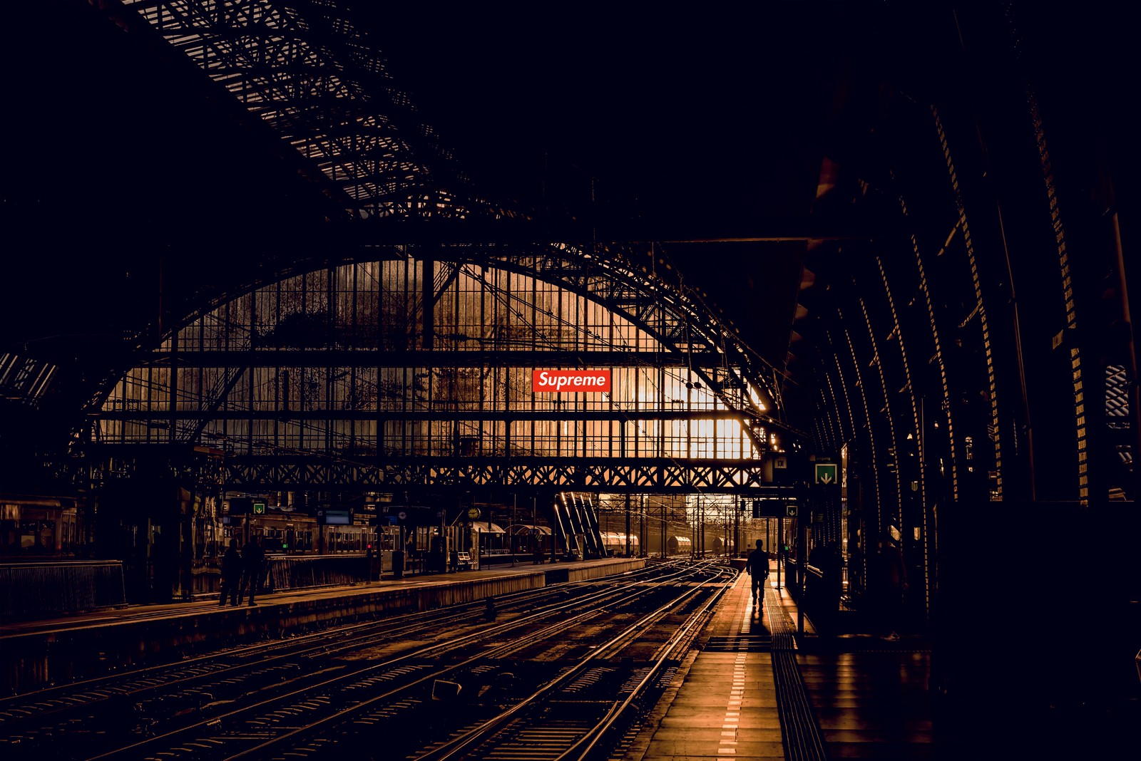 Há uma estação de trem com um trem nos trilhos (4k, ponte, cidade, cologne, país)