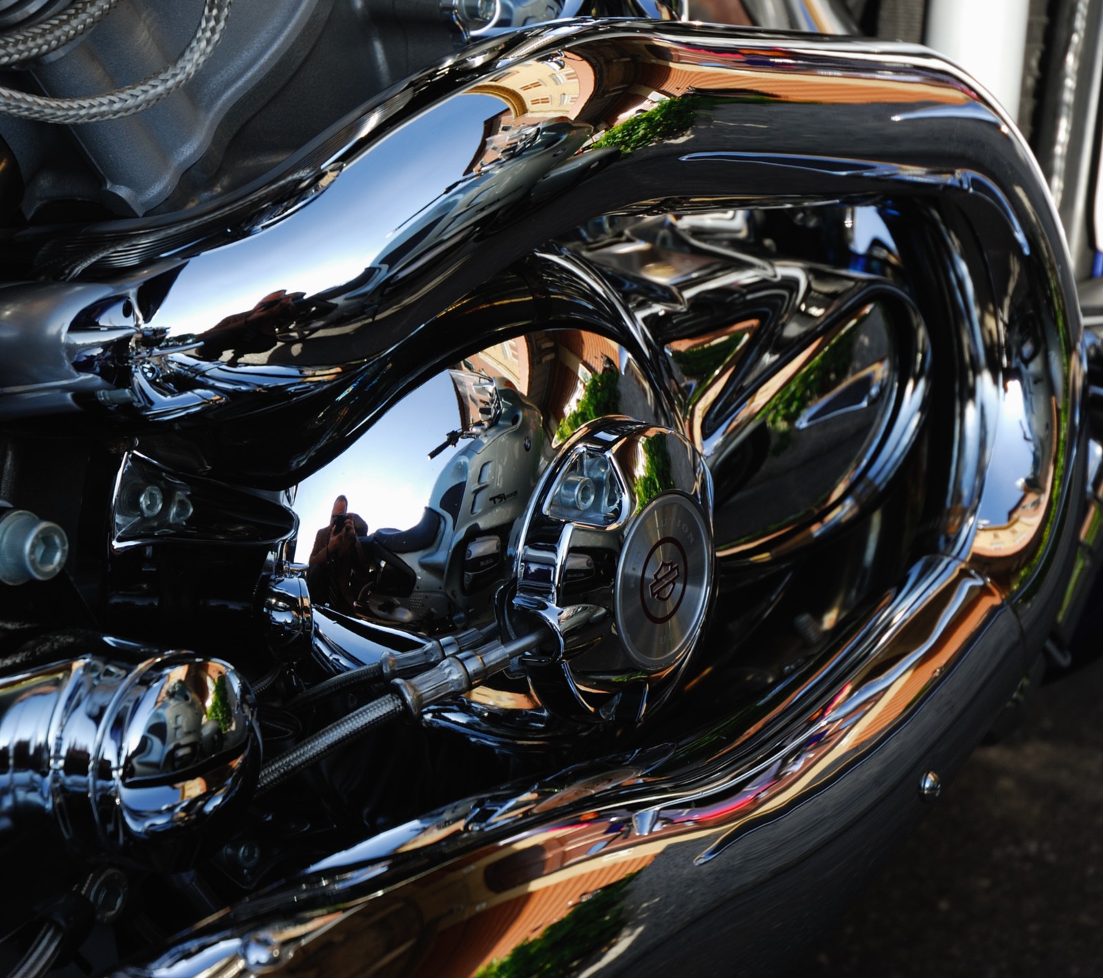 A close up of a motorcycle with a shiny chrome finish (harley, moto, motorcycle)