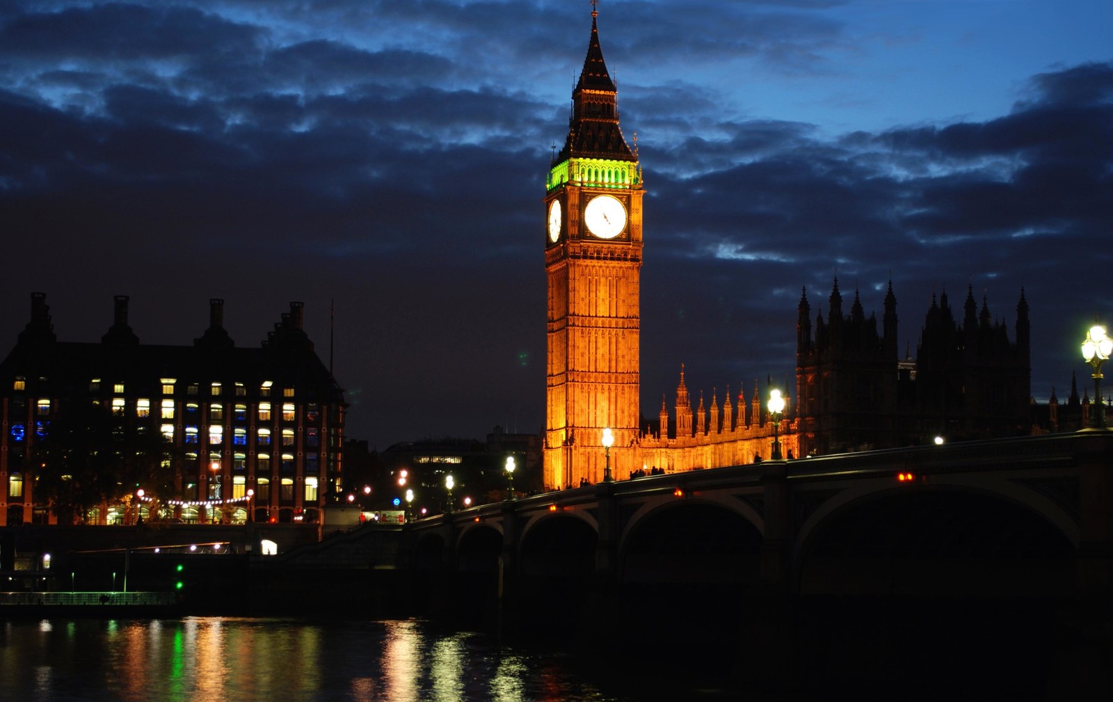 Una vista editada de una torre del reloj con un puente en primer plano (londres, london, torre, ciudad, torre del reloj)