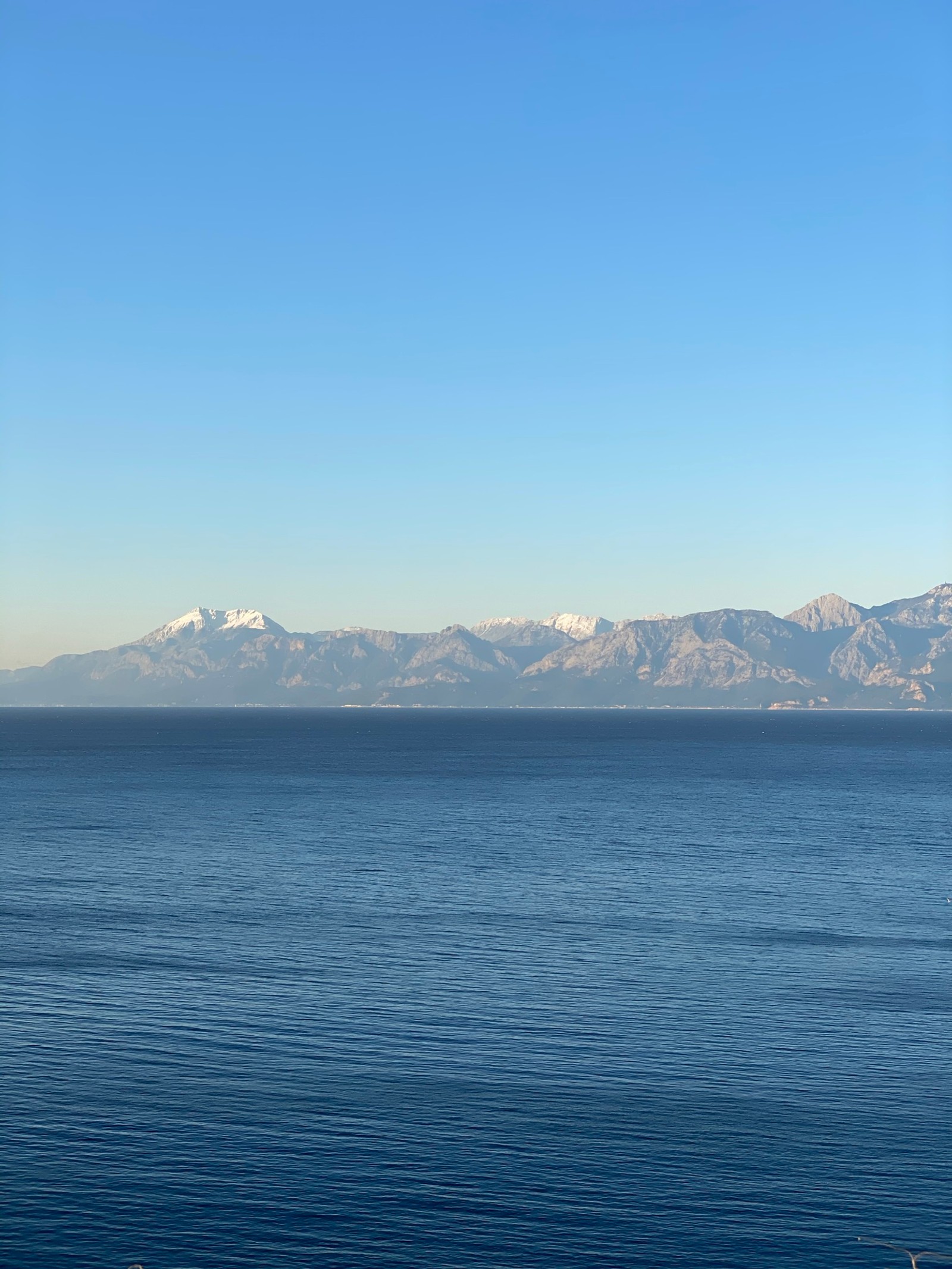 Des girafes volent au-dessus de l'océan avec des montagnes en arrière-plan (hébergement, eau, montagne, nuage, lac)