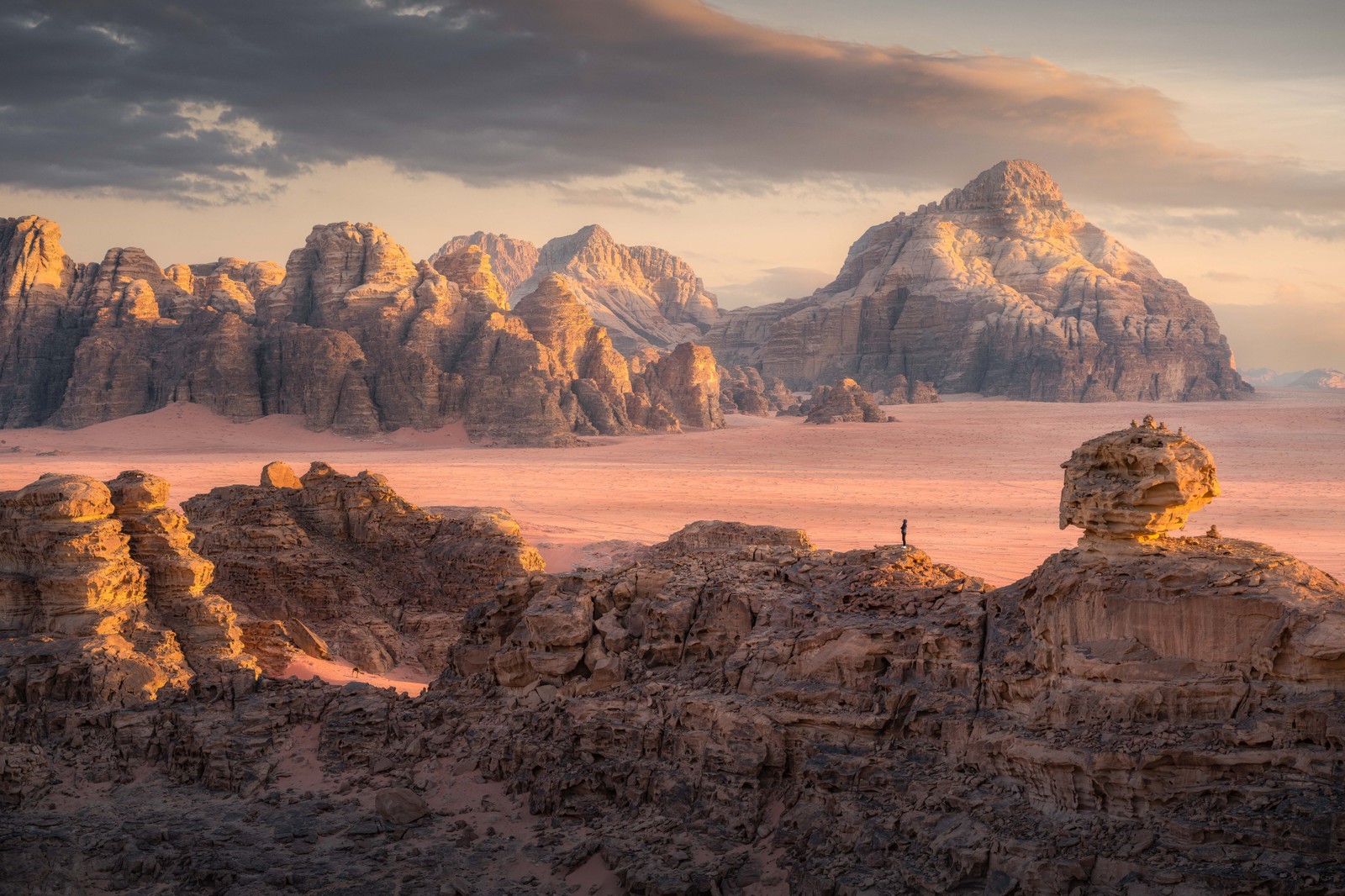 Вид на пустыню с каменной формацией на переднем плане (вади рум, wadi rum, пустыня, объект всемирного наследия юнеско, 8k)