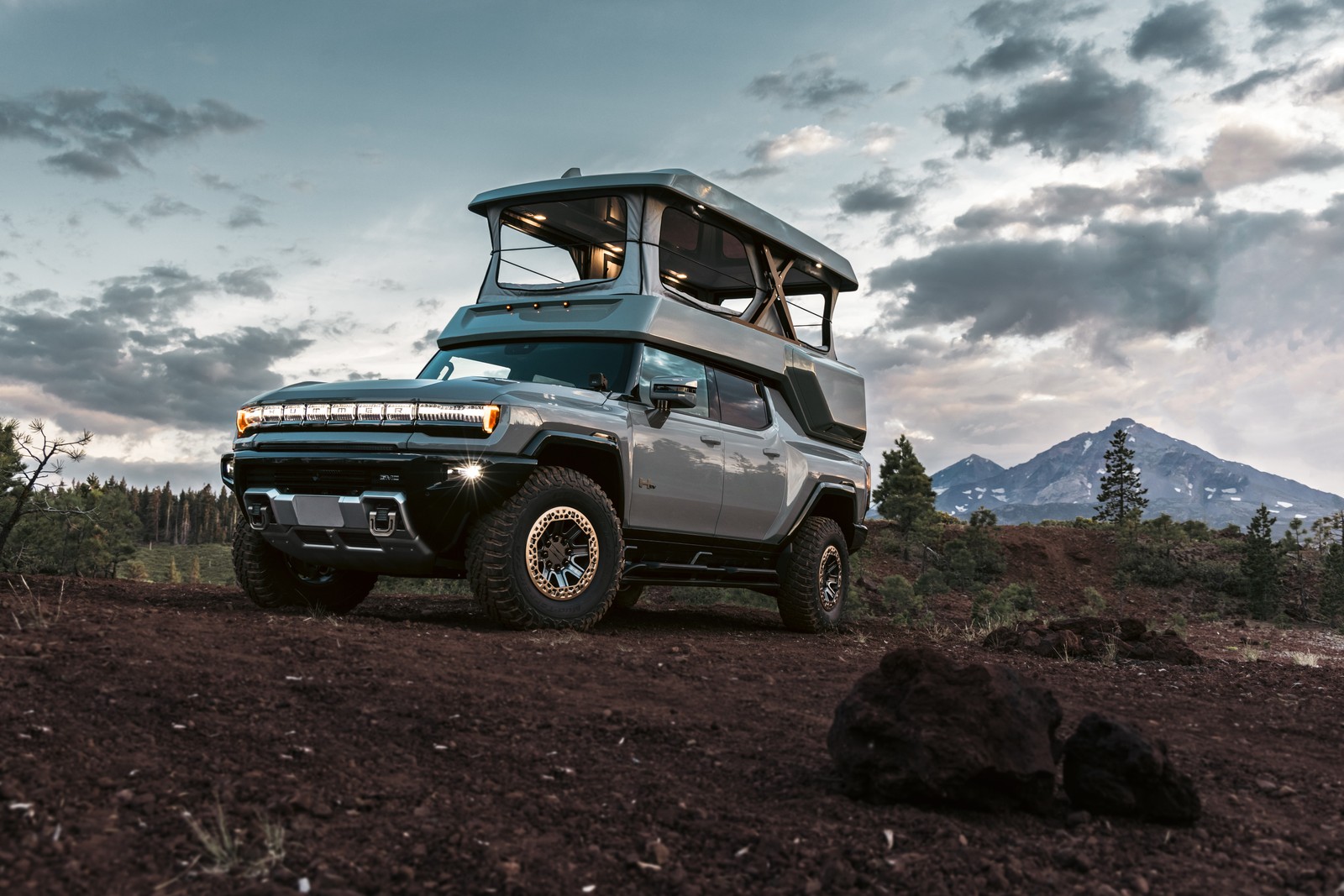 Un primer plano de un camión con una tienda de techo. (gmc hummer ev, 2024, 5k, pickup eléctrico, coches)