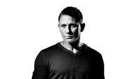 Daniel Craig en tant que James Bond dans un portrait monochrome frappant