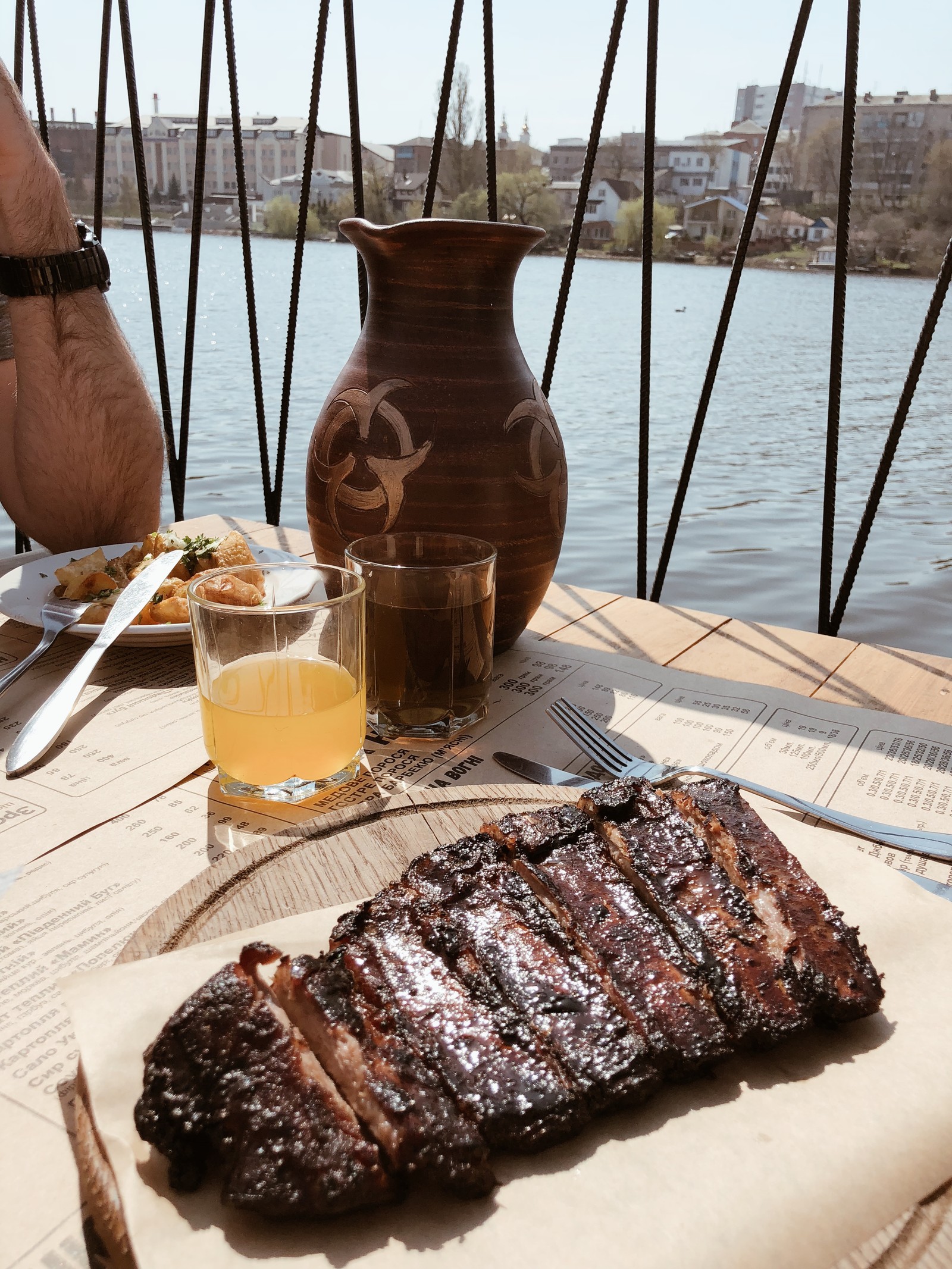 Ein steak auf einem teller auf einem tisch mit einem glas orangensaft (grillen, essen, rindfleisch, getränk, kochen)