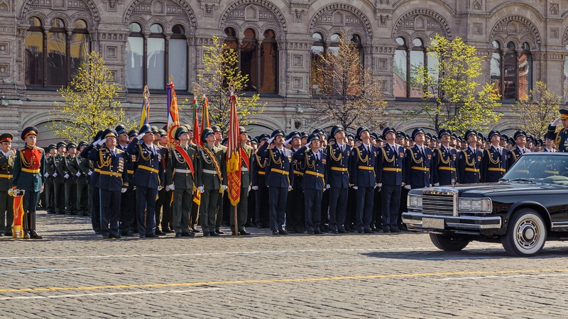 Много людей в униформе стоят перед машиной (улица, военный, отряд, парад, профессия)