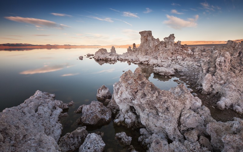 Вид на моно-озеро в государственном парке моно-озеро, калифорния (моно озеро, mono lake, скалистый берег, закат, сумерки)