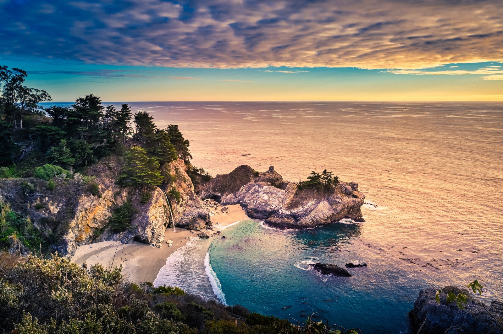 Вид на пляж и утес с водоемом (большой сюр, big sur, камни, калифорния, california)