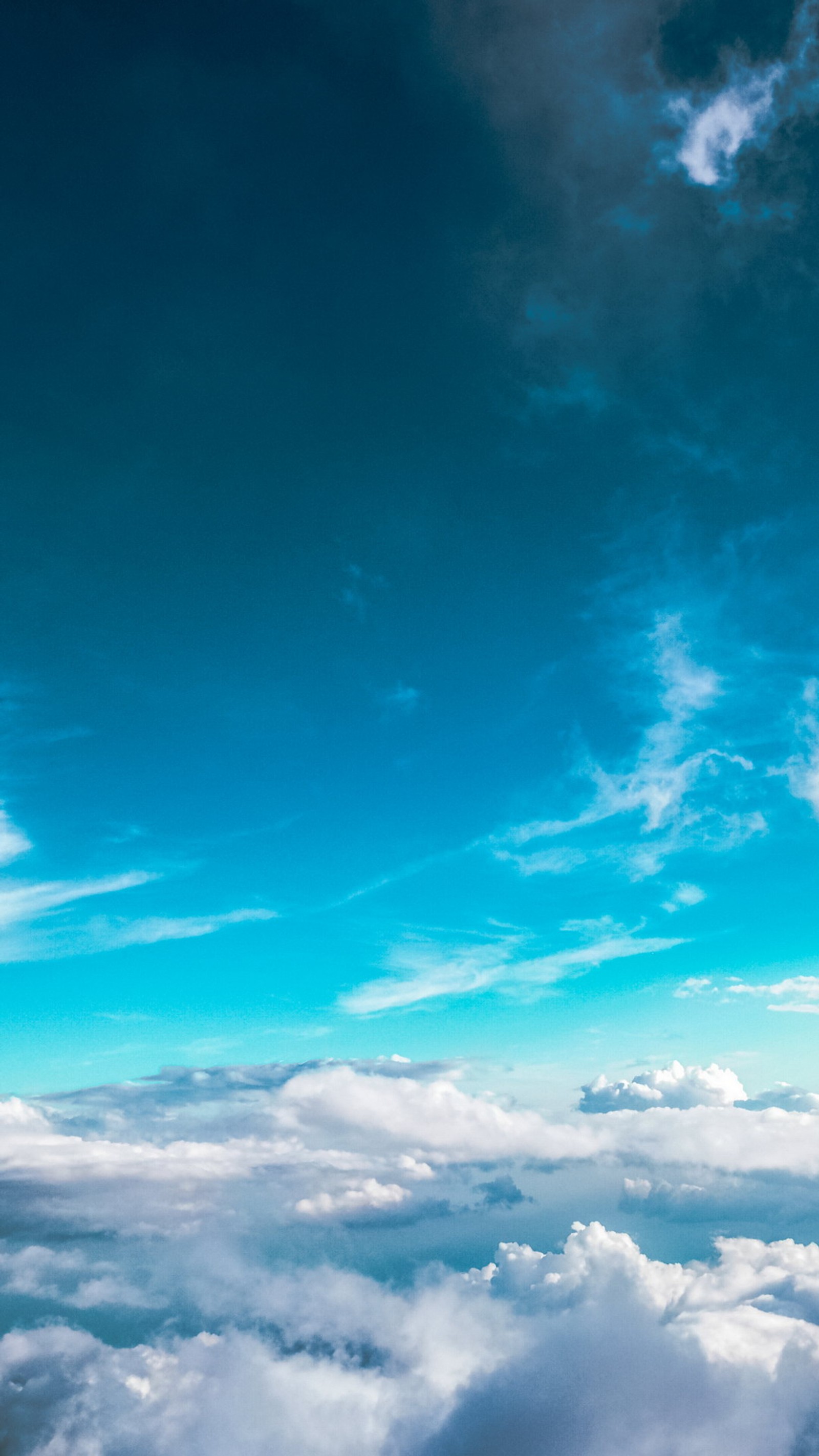 Il y a un avion volant haut au-dessus des nuages dans le ciel (nuage, esthétique, informatique en nuage, atmosphère, bleu)