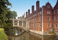 Malerischer Kanalblick auf ein stattliches Haus mit mittelalterlicher Architektur in Cambridge