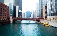 Paisaje urbano de Chicago: Rascacielos y puente sobre la vía fluvial urbana