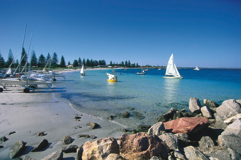 Лодки пришвартованы на берегу пляжа с камнями и водой (перт, perth, водоем, вода, лодка)