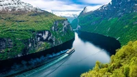 Geirangerfjord: Uma panorâmica deslumbrante de paisagens glaciares e montanhas verdejantes.