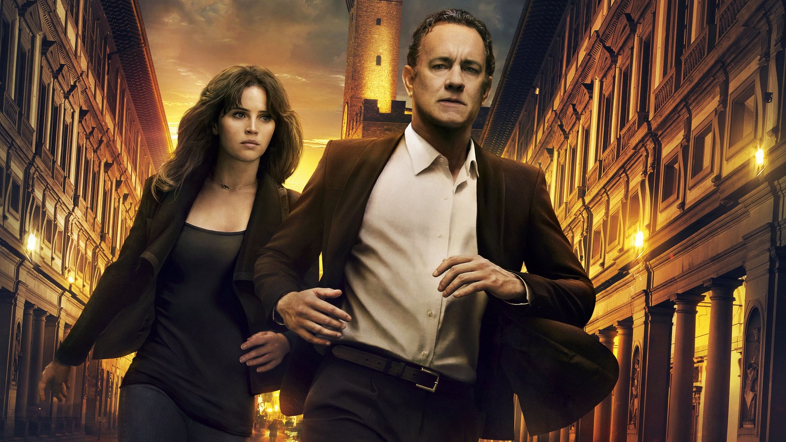 Un hombre y una mujer caminando por una calle de la ciudad por la noche (tom hanks, infierno, actor, película)