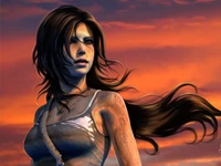 Lara Croft se mantiene resiliente contra un vibrante atardecer, encarnando fuerza y determinación con su largo cabello fluido y su atuendo de batalla desgastado.