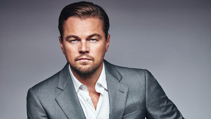 Крупный план мужчины в костюме и белой рубашке (леонардо дикаприо, leonardo dicaprio, актёр, одежда, волосы)