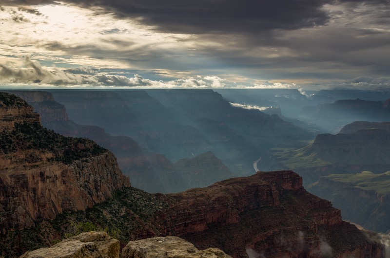 Вид сверху на каньон с рекой, протекающей через него (гранд каньон, grand canyon, каньон, облако, гора)