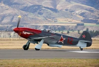 Avião de caça Yak-3 na pista, era da Segunda Guerra Mundial