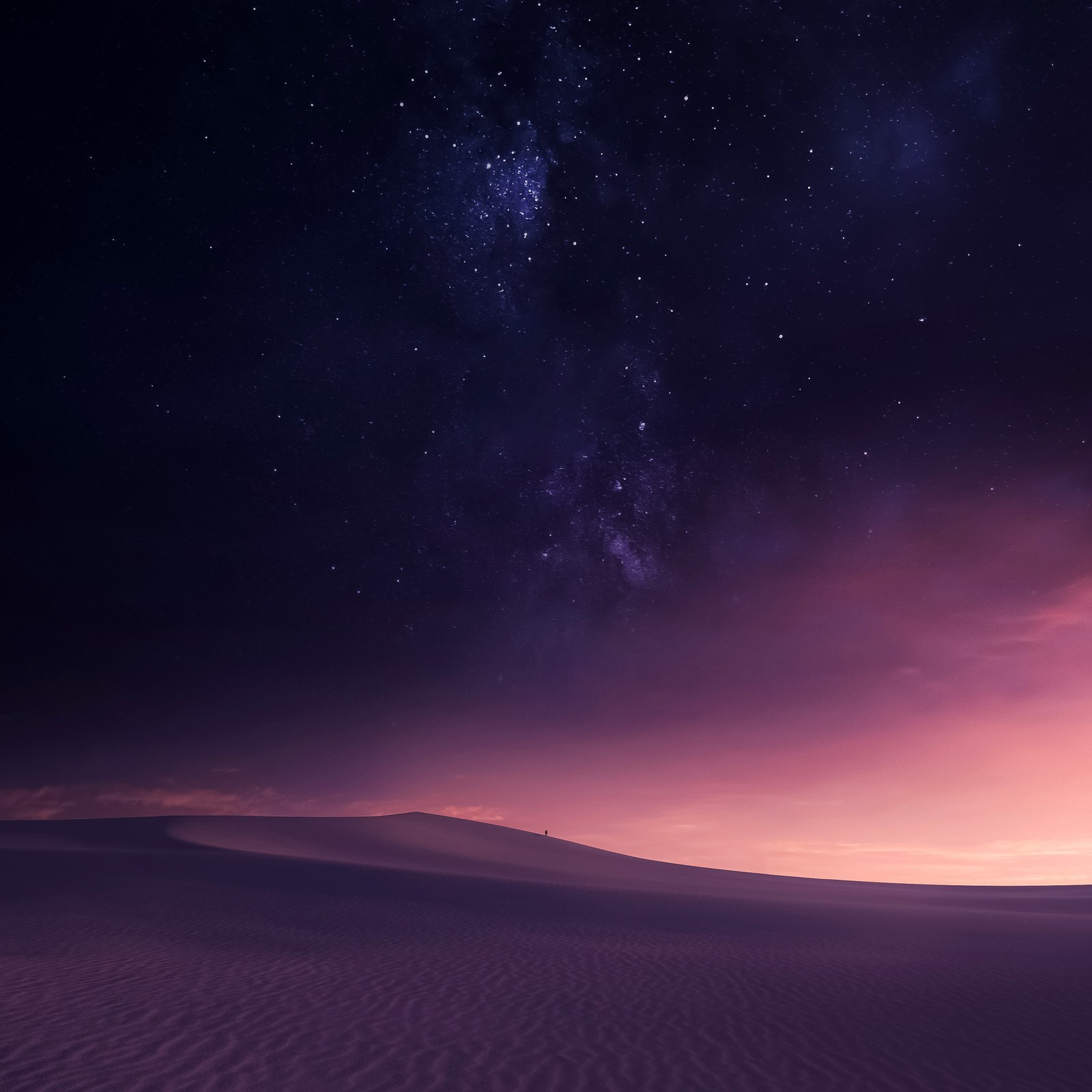 Un ciel violet avec des étoiles et un nuage violet au loin (désert, ciel nocturne, dunes de sable, rêveur, paysage)