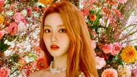 Gowon von LOONA vor einem blumigen Hintergrund