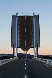 Fachada moderna da ponte contra um céu crepuscular