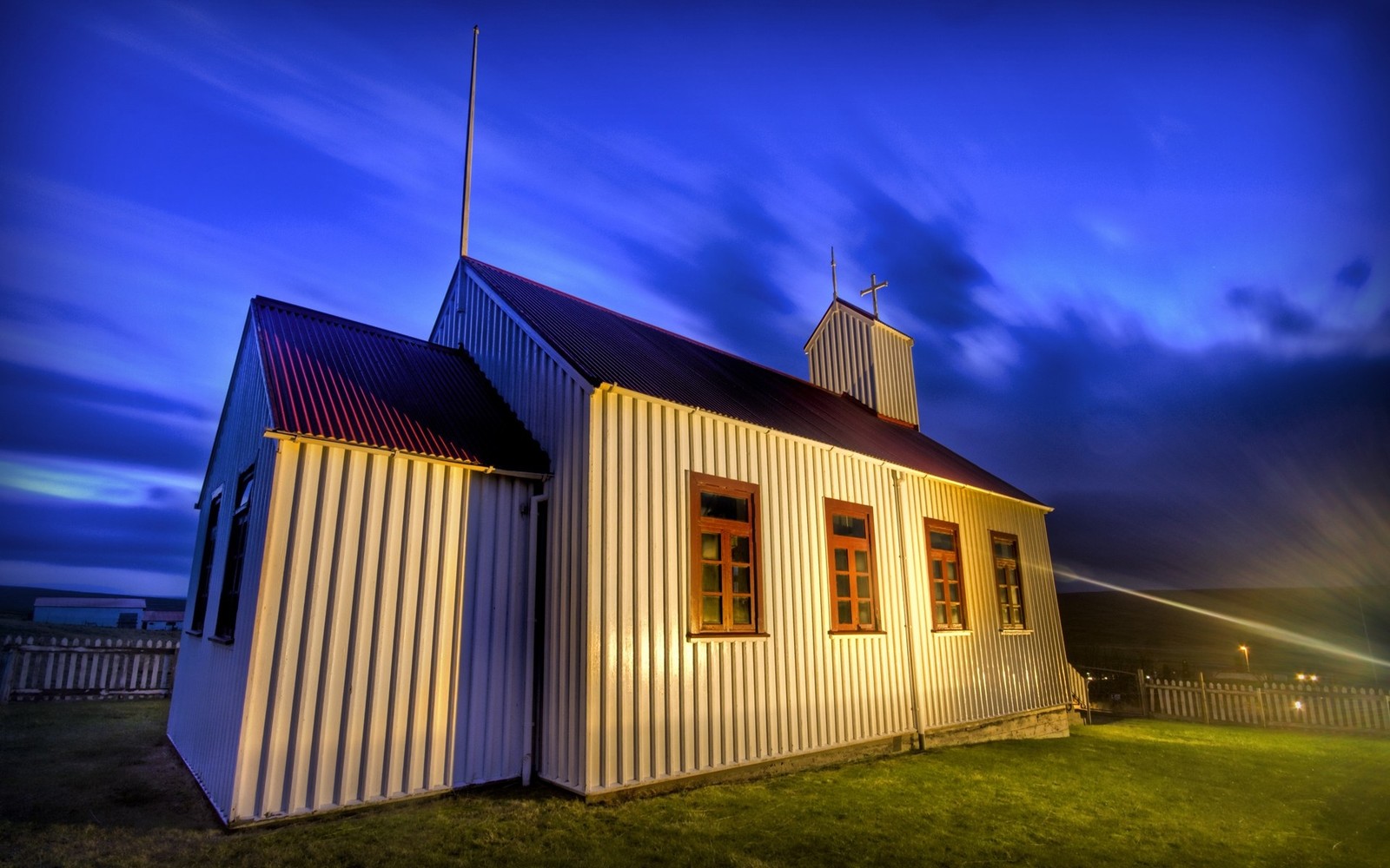 Igreja branca com telhado vermelho e um campanário (lar, arquitetura, nuvem, nuvens, chalé)