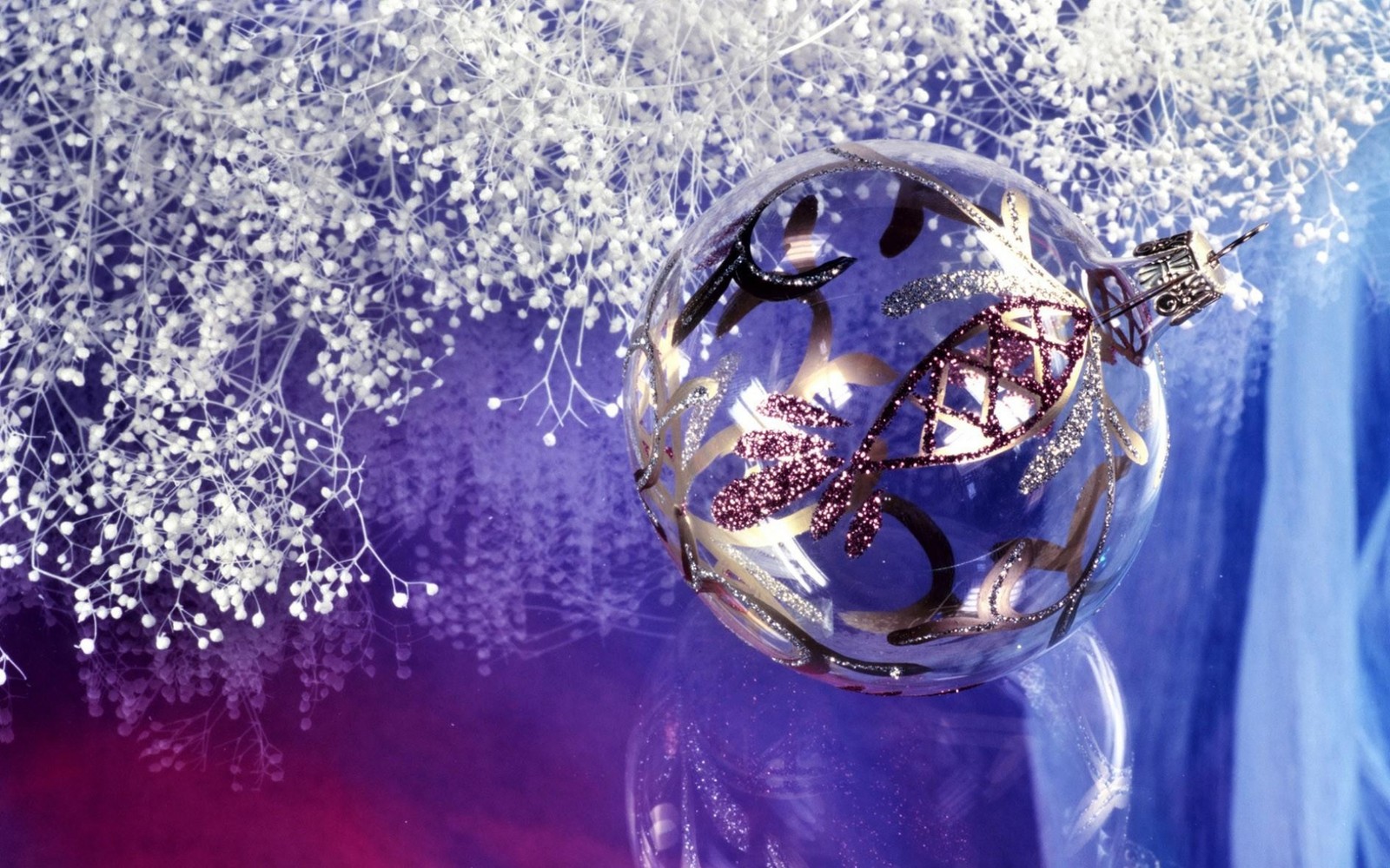 Une boule en verre avec une image d'oiseau à l'intérieur (nouvel an, violet, décoration de noël, sphère, carte de vœux)