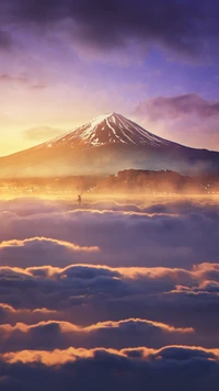 Montaña majestuosa rodeada de nubes etéreas al anochecer