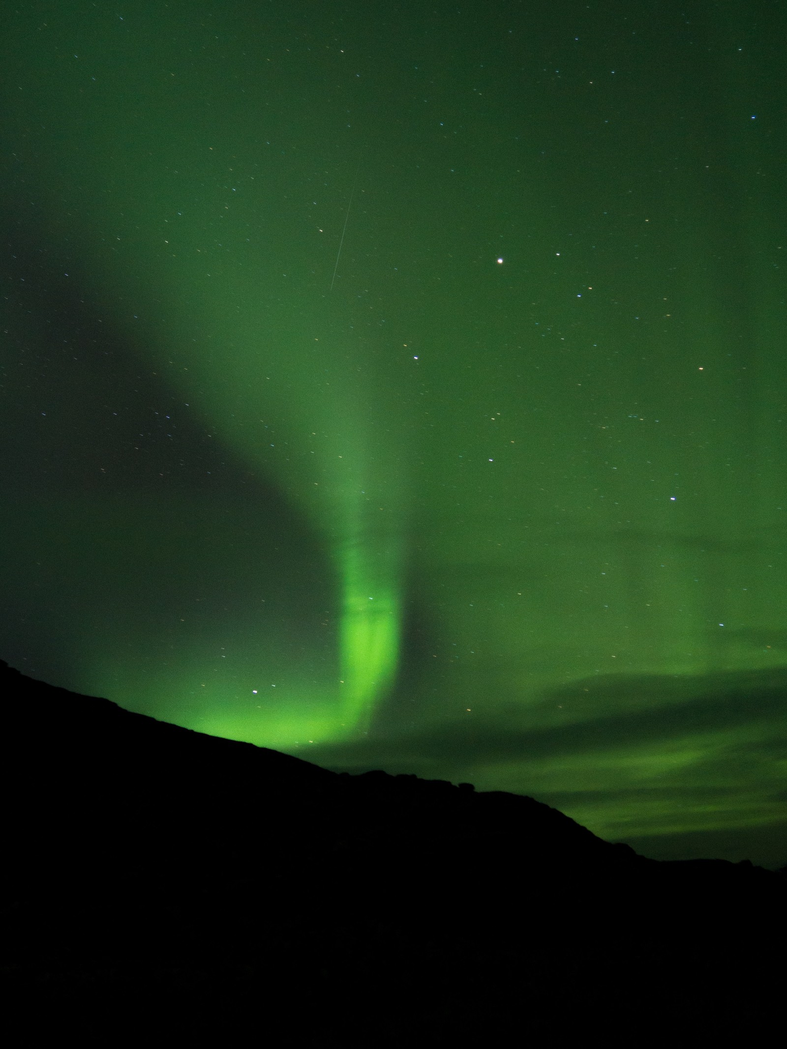 Araffes of green lights in the sky above a mountain (aurora, atmosphere, celestial event, light, night)