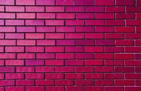 Textura de parede de tijolos simétrica em rosa e vermelho