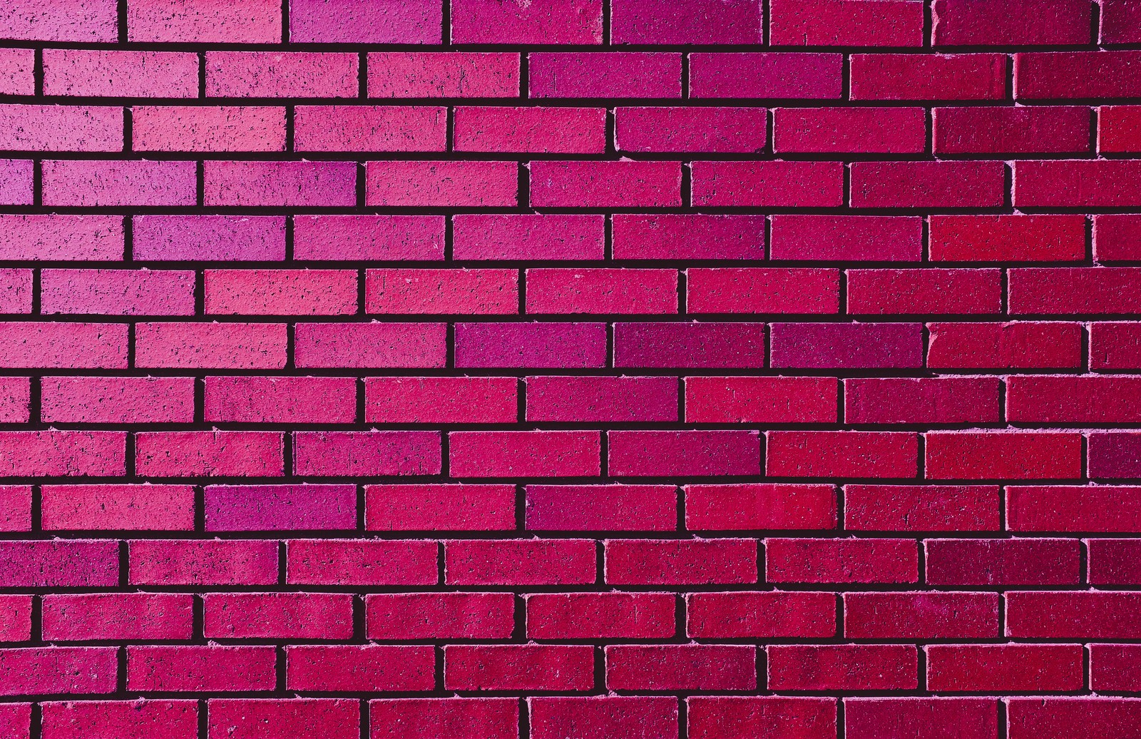 Un primer plano de una pared de ladrillo rojo con un hidrante. (ladrillo, pared, mampostería, rosa, rojo)