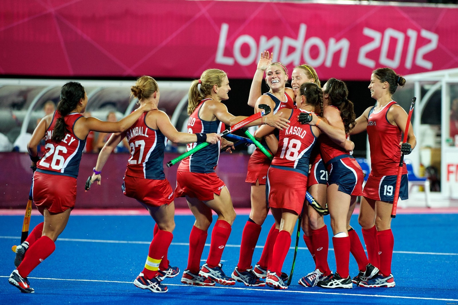 Une équipe de hockey féminin arabe célébrant un but dans un match (hockey, balle, sports, sport déquipe, tournoi)