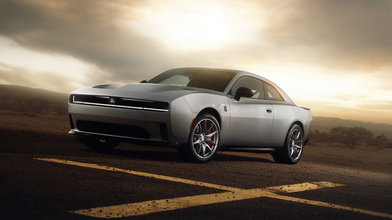 Белый dodge charger припаркован на дороге под облачным небом (dodge charger daytona scat pack, 5k, маслкар, 2024, машины)