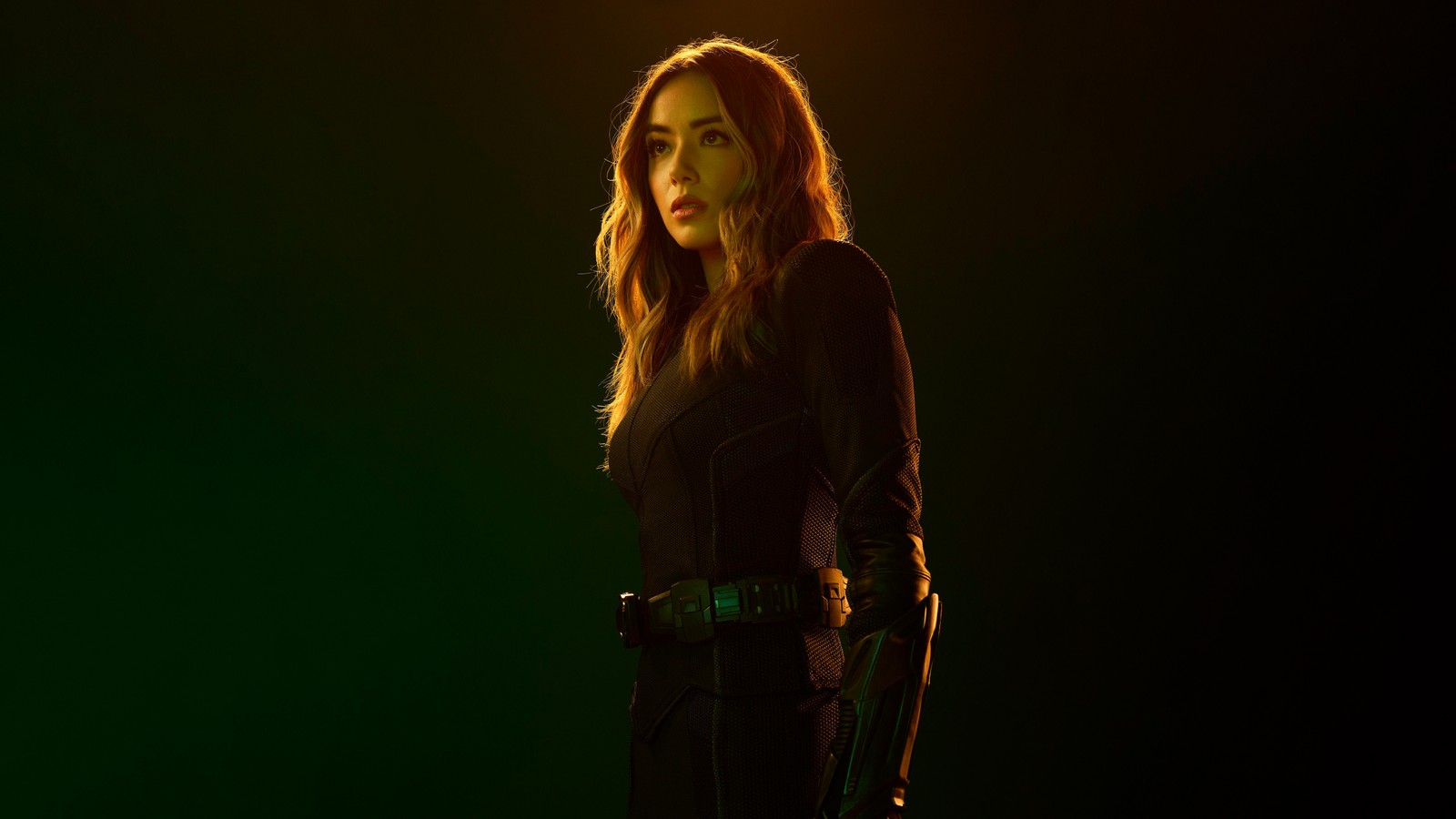 Une femme en tenue noire tenant une arme dans une pièce sombre (chloe bennet, tremblement de terre, agents du shield, 5k, films)