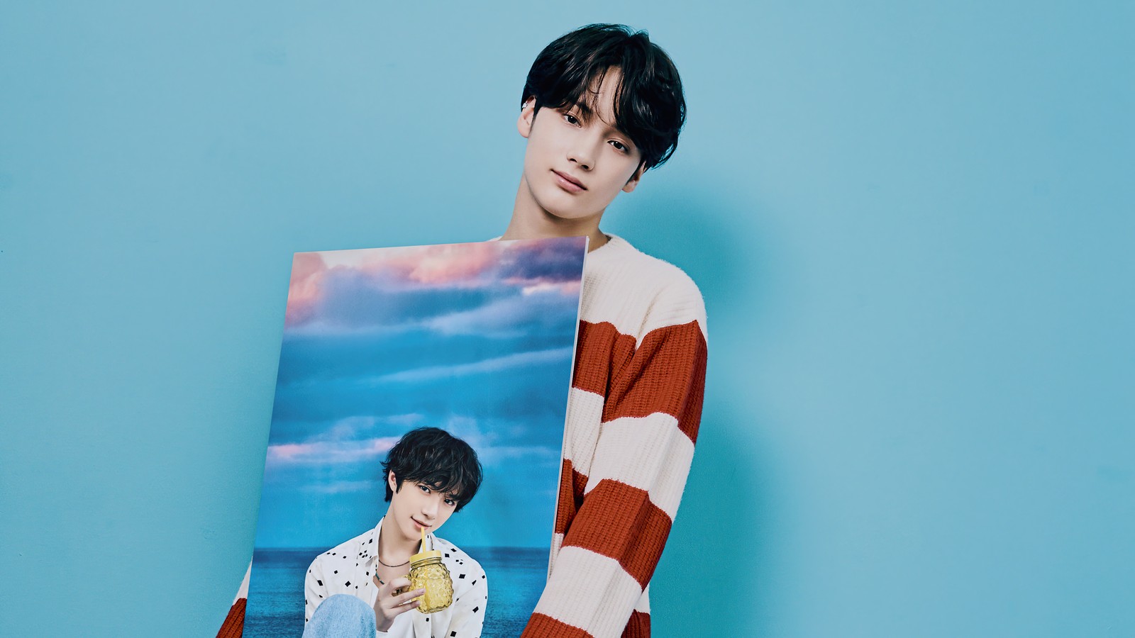 Un hombre sosteniendo un cartel de un niño con una imagen de él (txt kpop, tomorrow x together, 투모로우바이투게더, kpop, k pop)