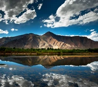 Paisaje montañoso sereno reflejado en aguas tranquilas