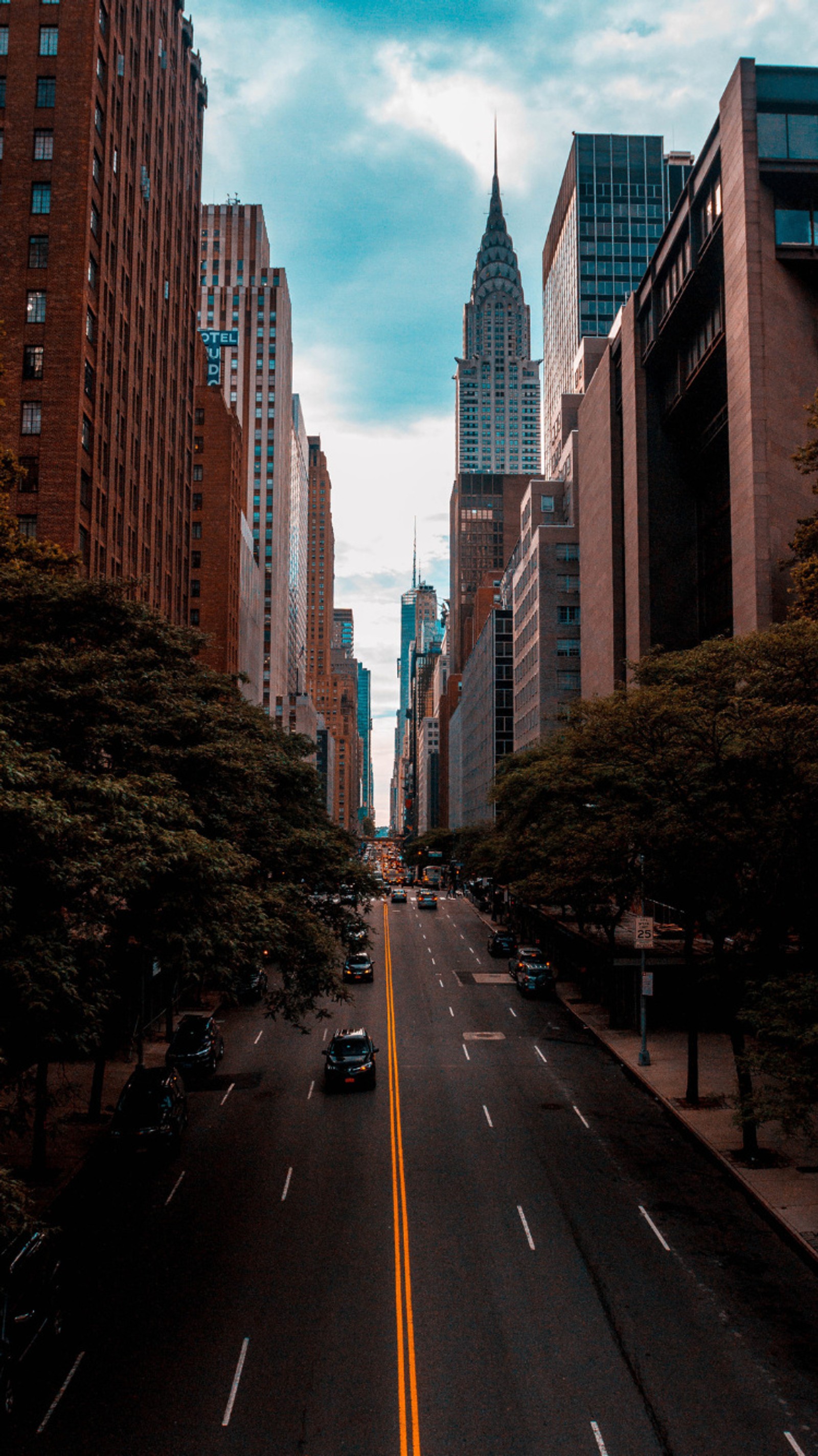 Blick auf eine stadtstraße mit hohen gebäuden (stadt, nacht, havanna, new york, verkehr)