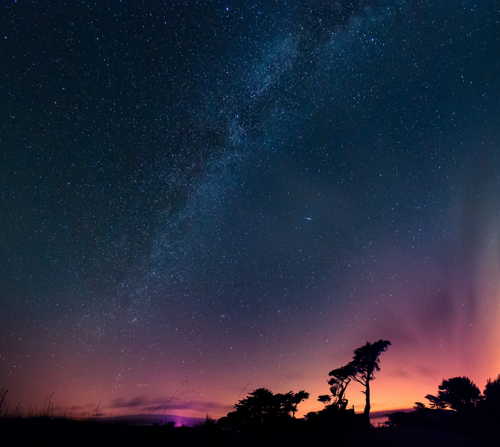 A view of a bright purple and blue sky with a few stars (abej, beograd, stars)